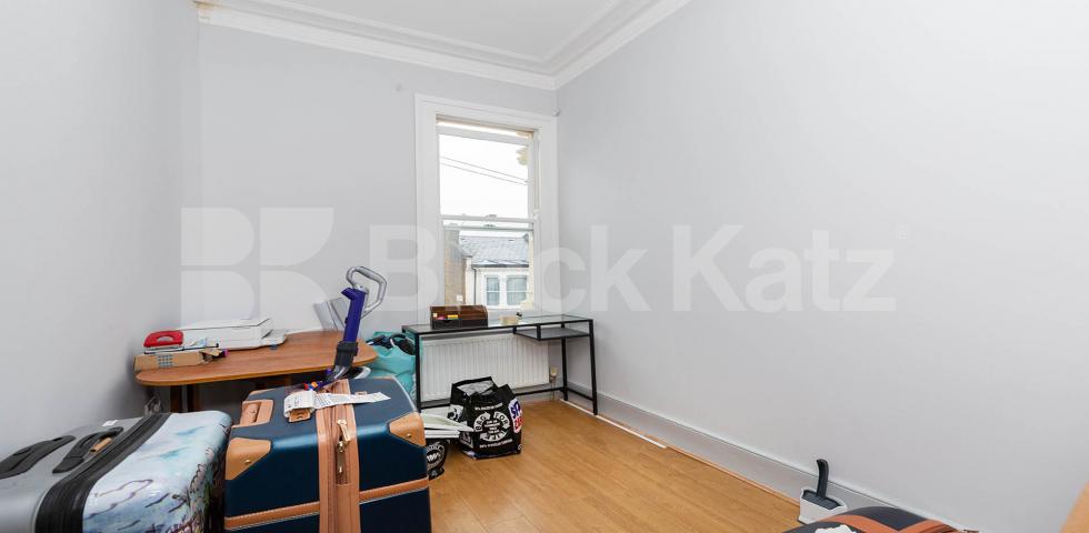 			6 Bedroom, 2 bath, 2 reception Flat			 Parolles Road, Archway